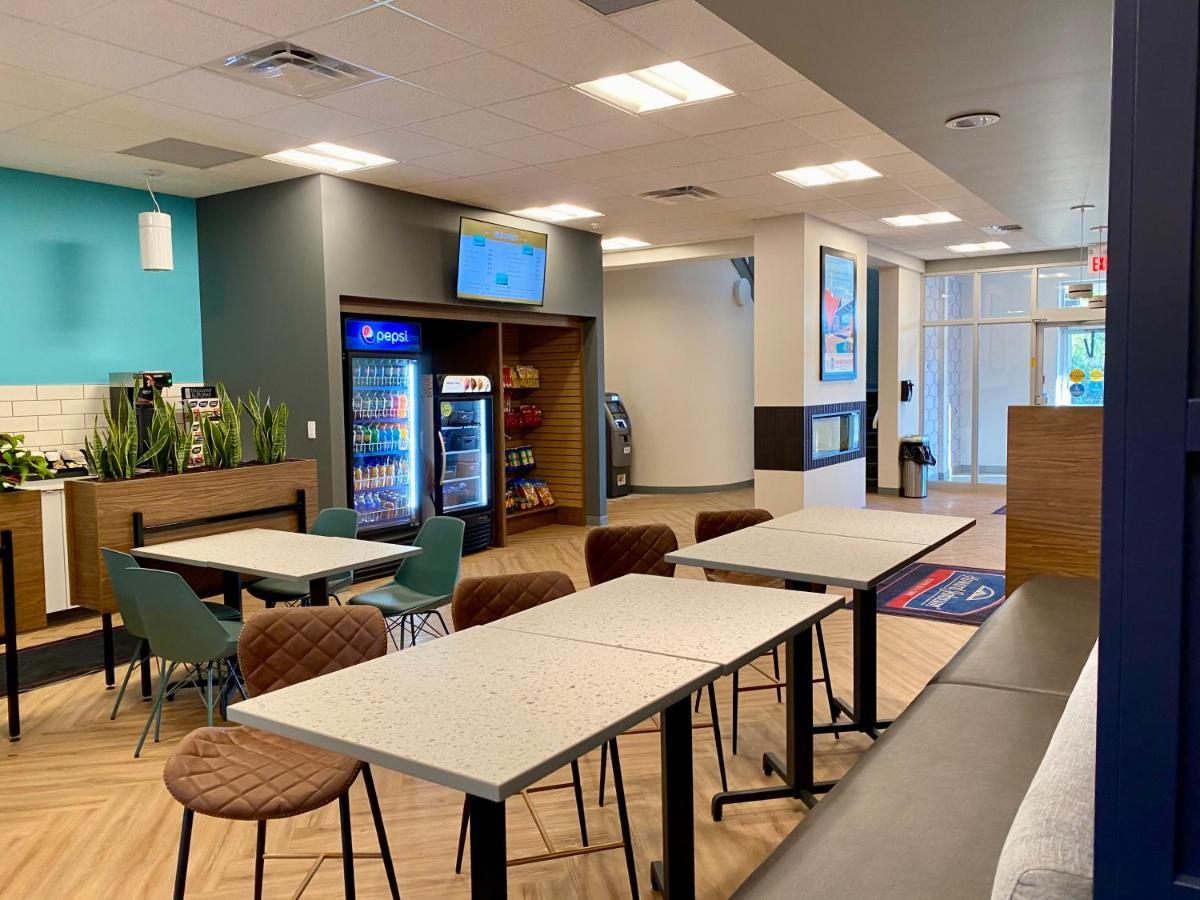 Howard Johnson By Wyndham Winnipeg West Luaran gambar