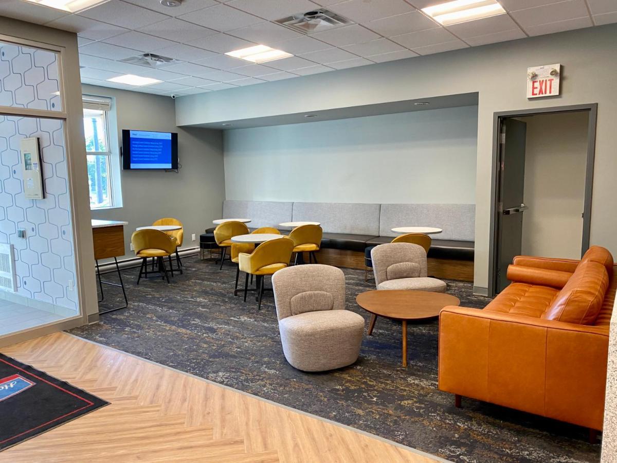 Howard Johnson By Wyndham Winnipeg West Luaran gambar